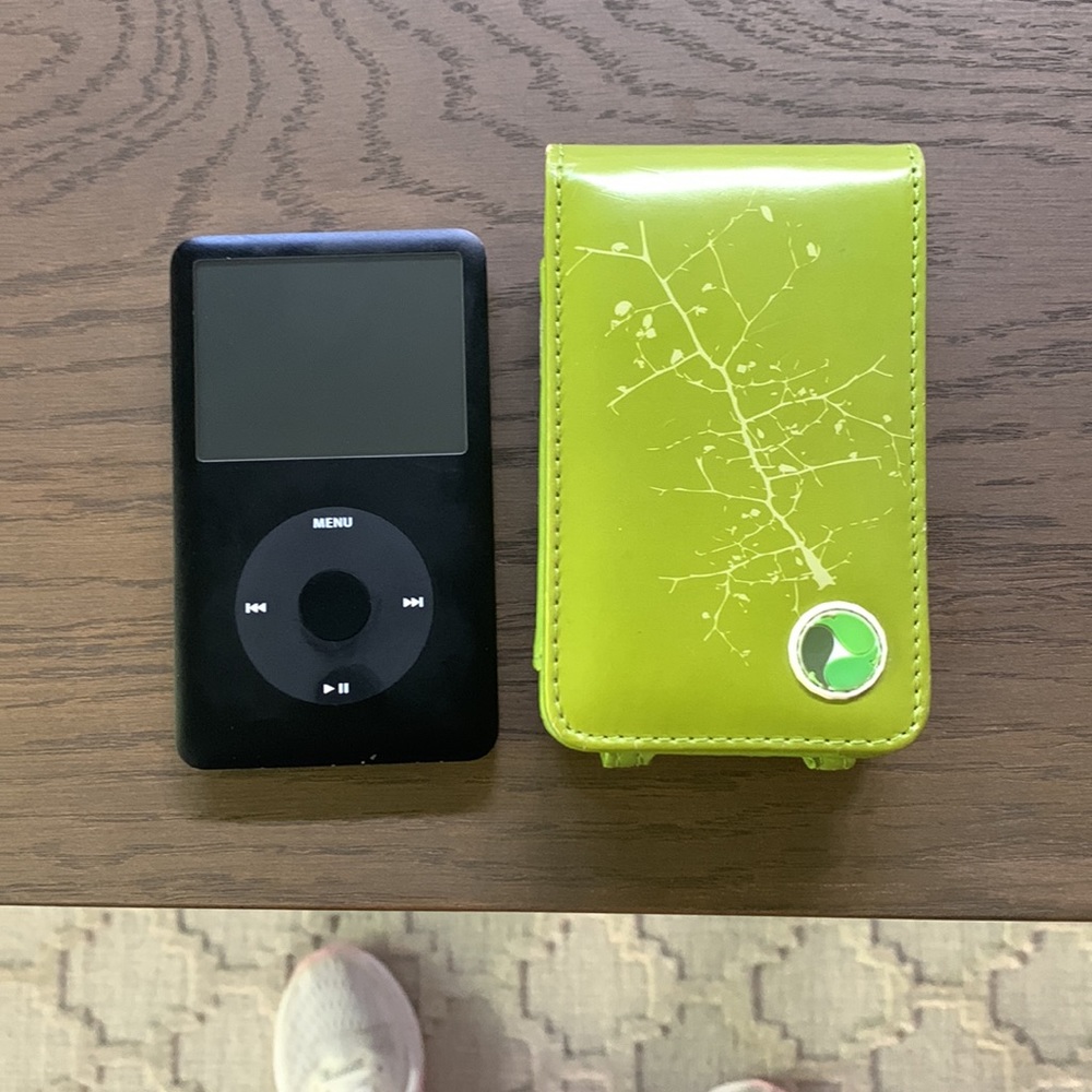 IPOD CLASSIC 6th Generation MP 3 player 80 GB